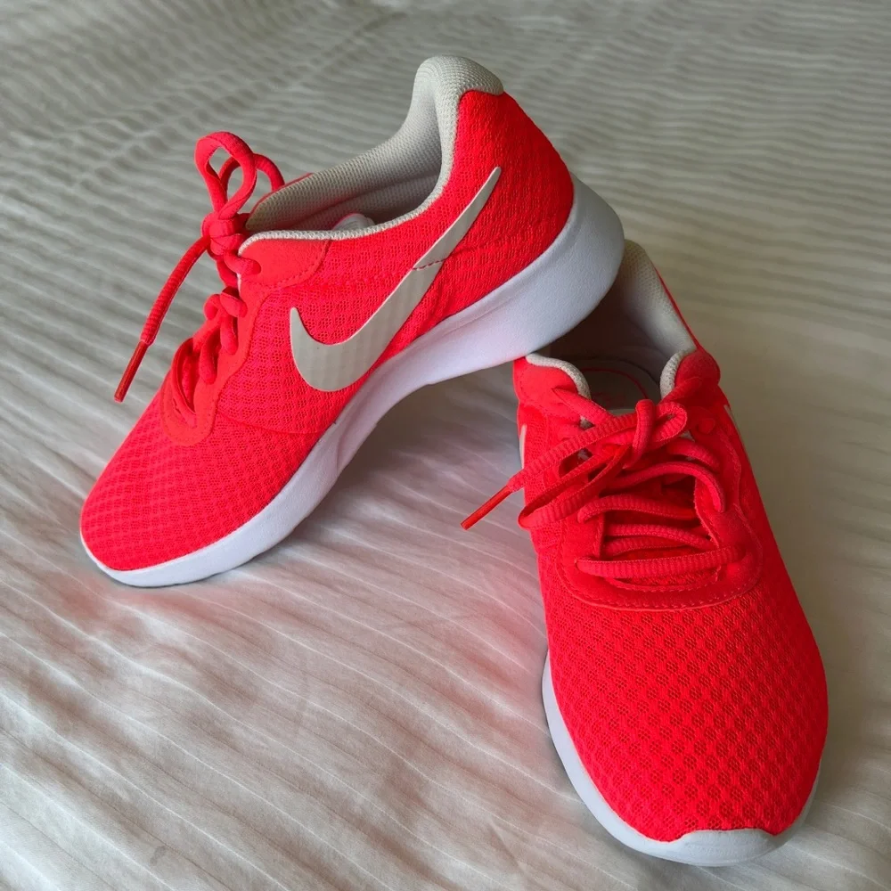 Nike running sneakers. NEW women size 6 - Picture 2 of 4